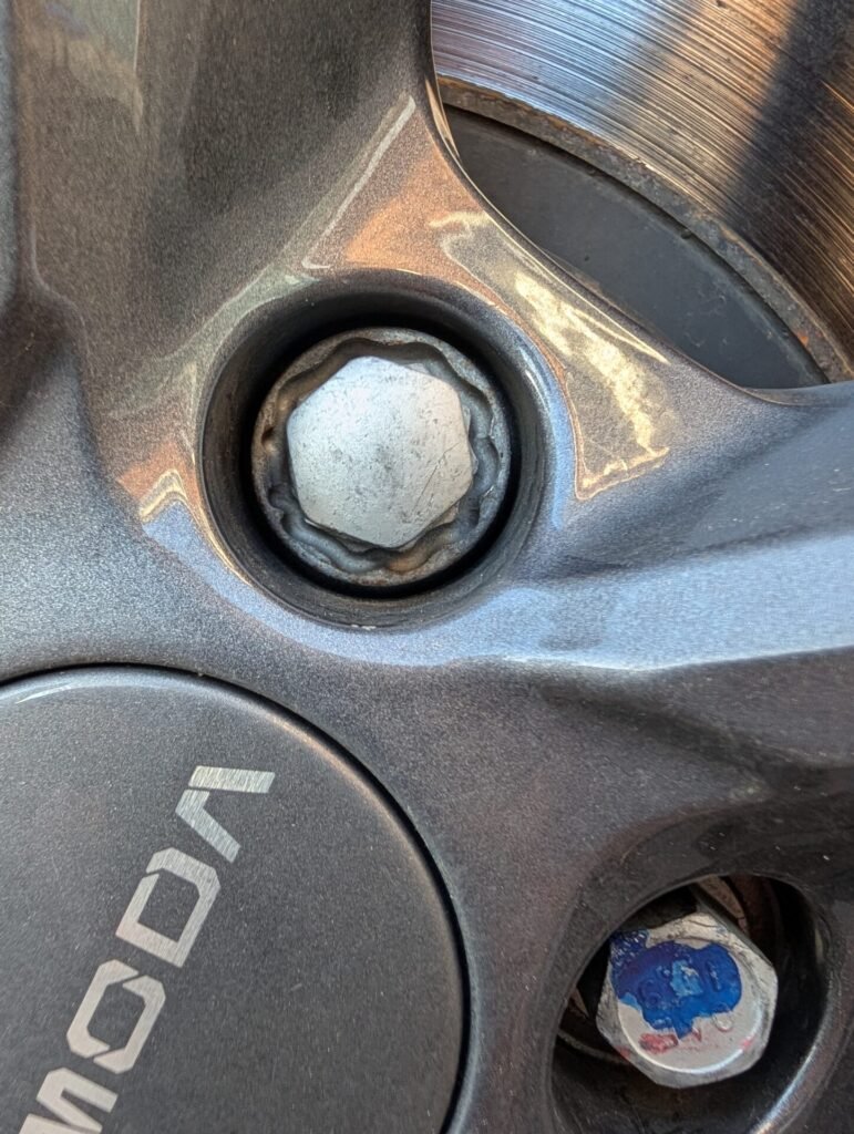 Omoda 5 wheel locking nut key replacement