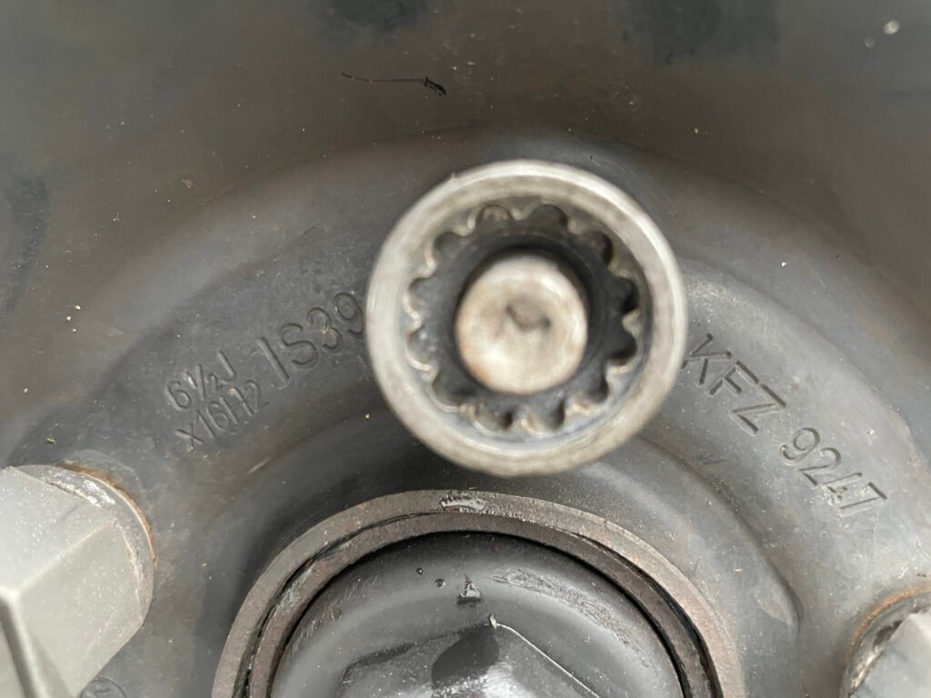 Opel Astra J wheel locking nut key replacement