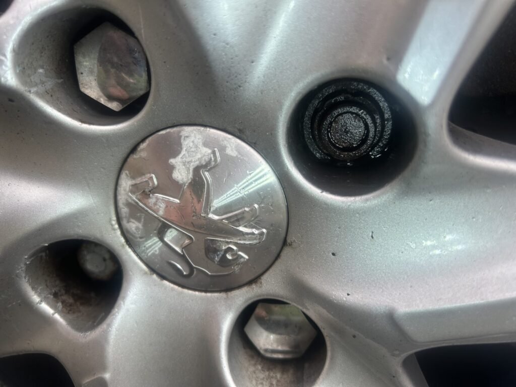 Peugeot 208 wheel locking nut key replacement