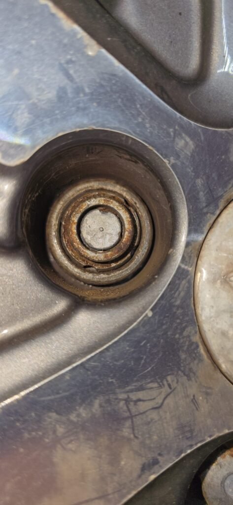 Peugeot 3008 1.6 hdi wheel locking nut