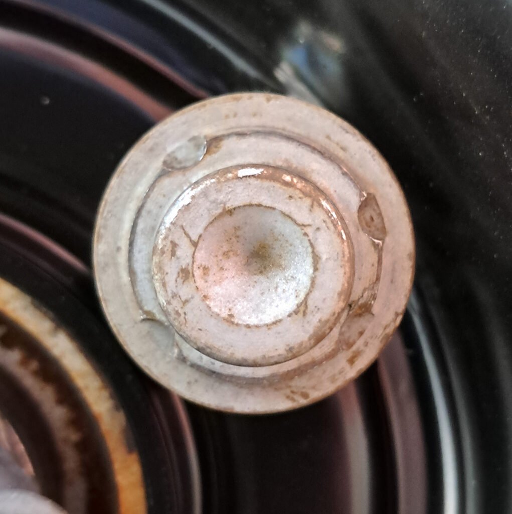 Peugeot 308 (2010 model) locking wheel nut