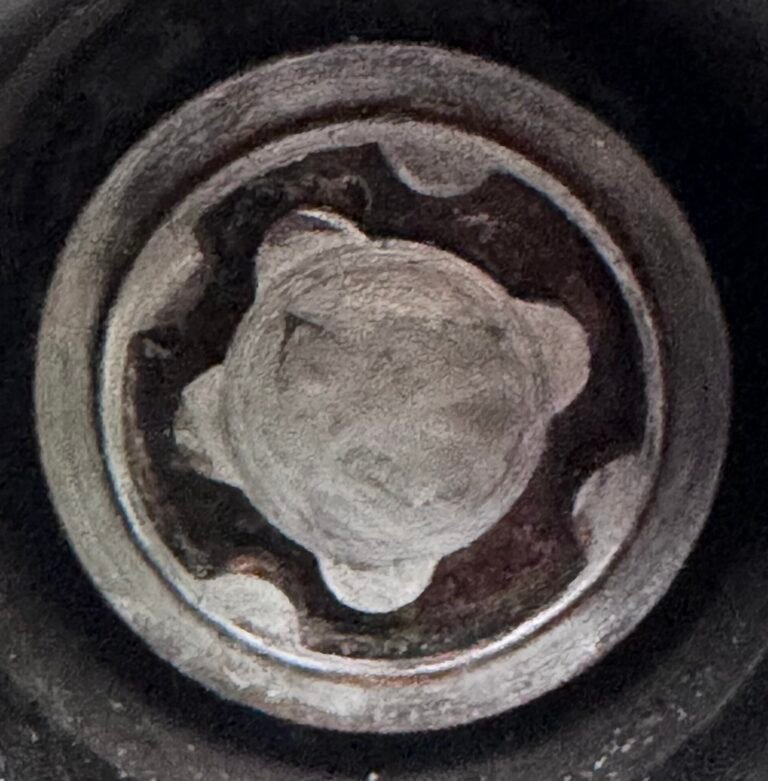 Porsche Macan wheel locking nut key replacement