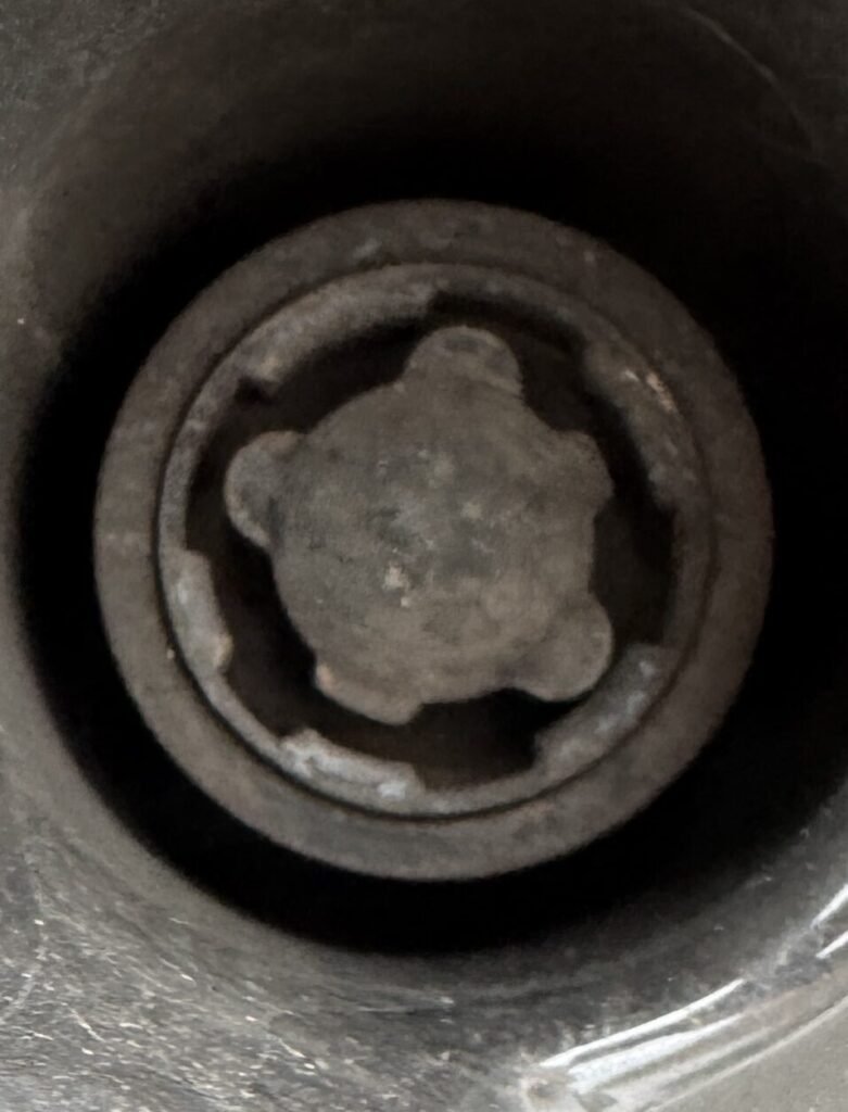 Porsche Macan S 2015 3.0V6 Diesel wheel locking nut key replacement