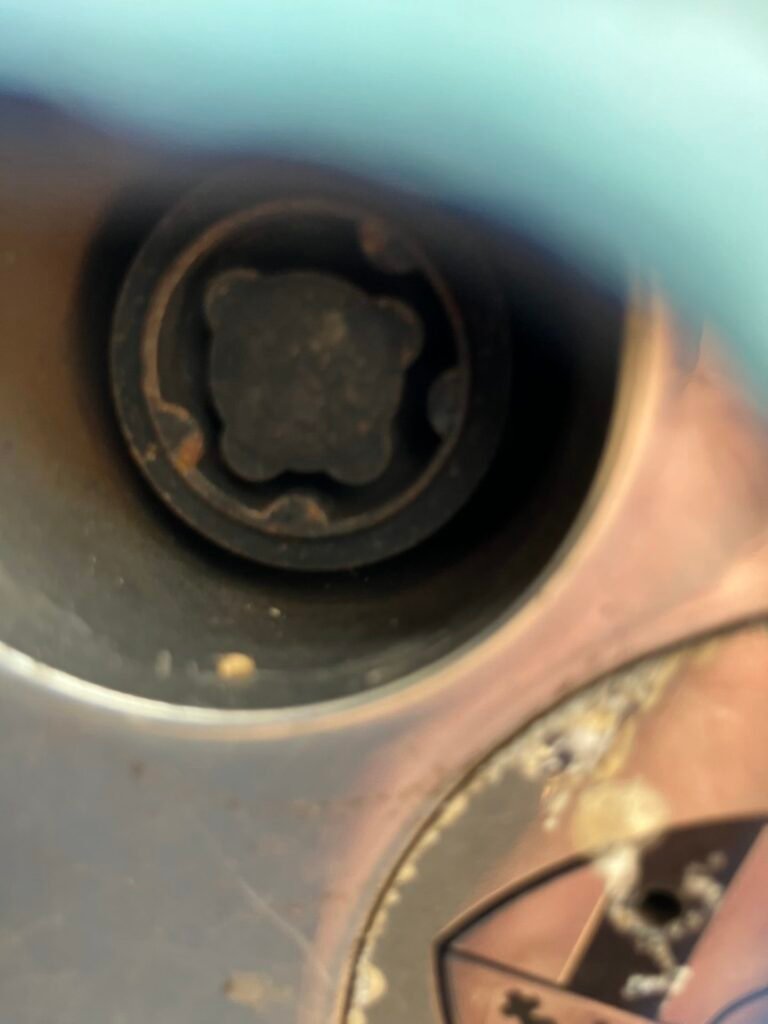 Porsche Macan Turbo 2016 wheel locking nut key replacement