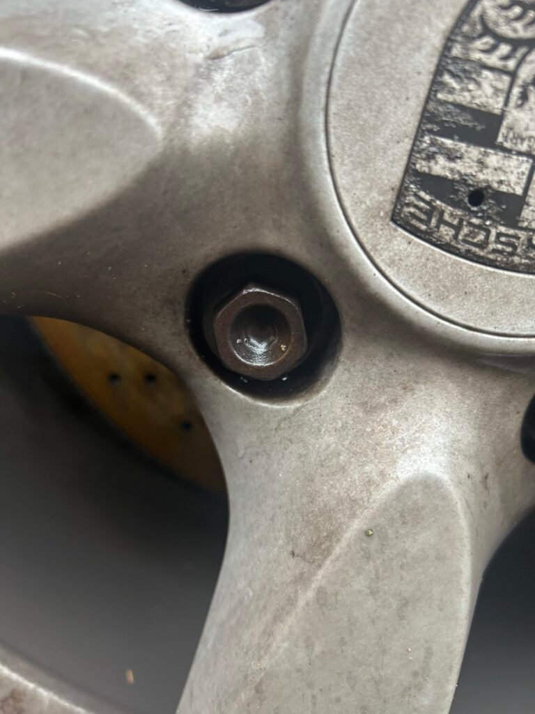 Porsche Cayman 2.7 tiptronic s locking lug nut
