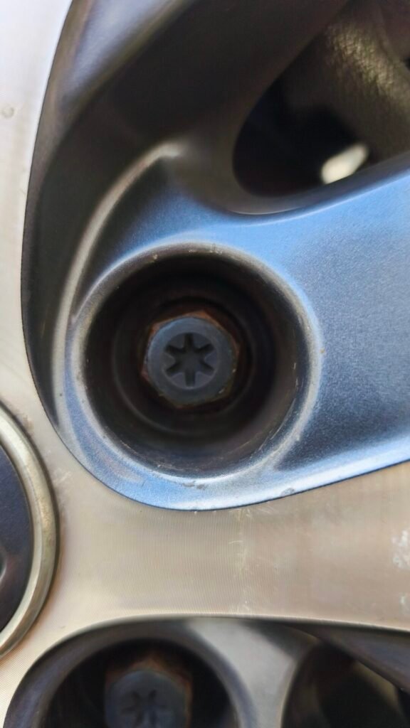 Renault Espace 5 wheel locking nut key replacement