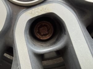 Renault Kadjar 2020 wheel locking nut key replacement