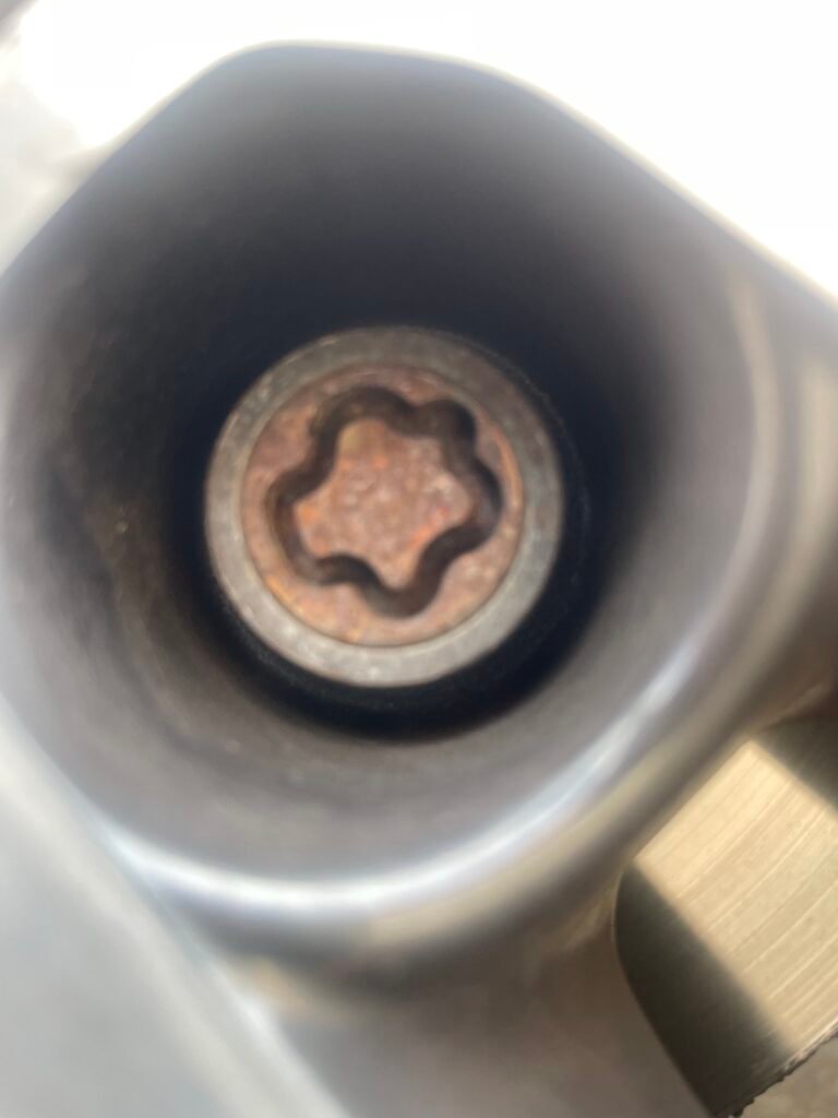 Renault Kadjar wheel locking nut key replacement