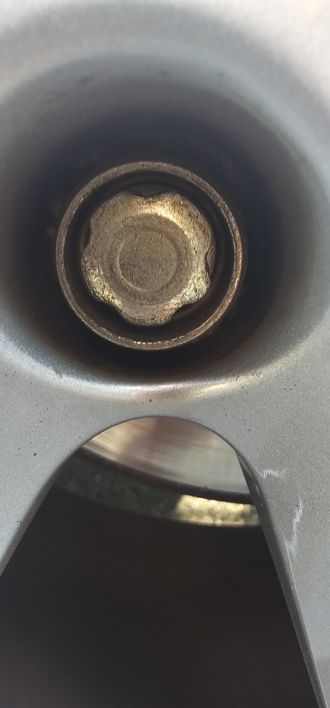 Renault Megane 3 wheel locking nut key replacement