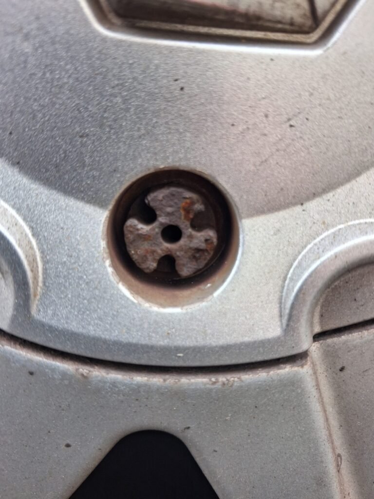 Renault Scenic 2006 wheel locking nut key replacement