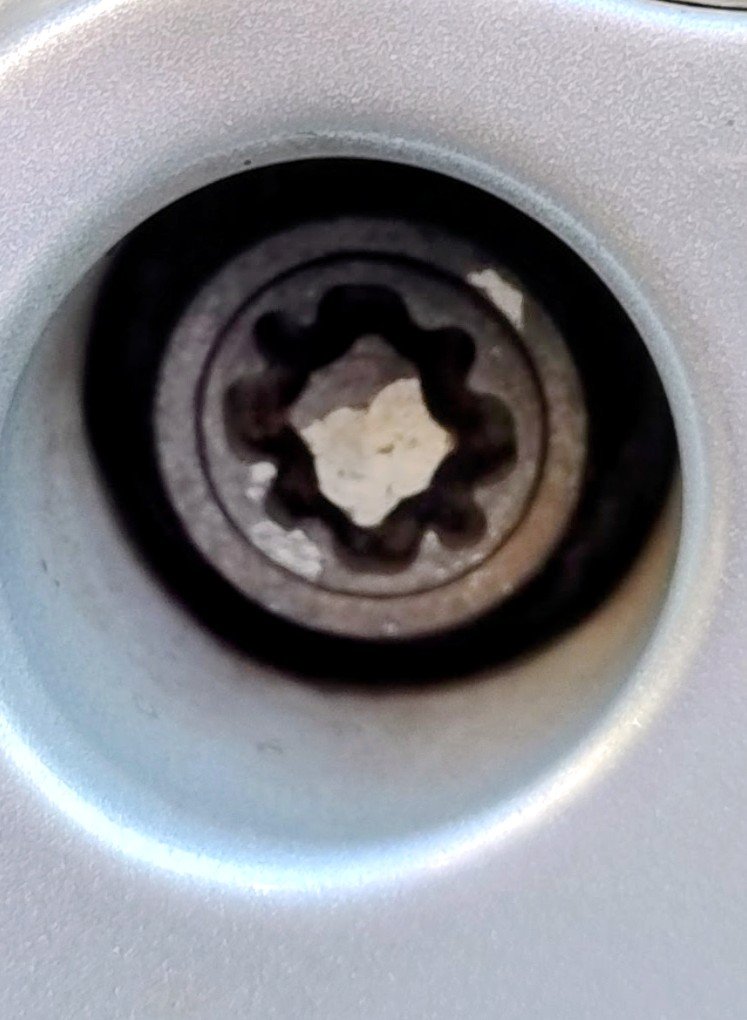 Renault Scénic wheel locking nut key replacement