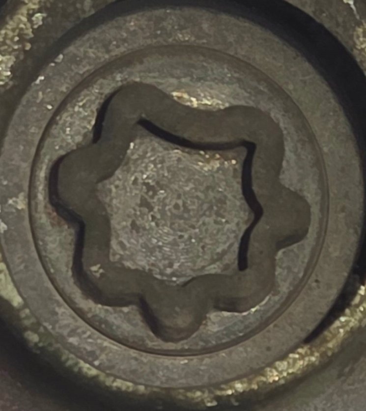 Renault Scénic wheel locking nut key replacement
