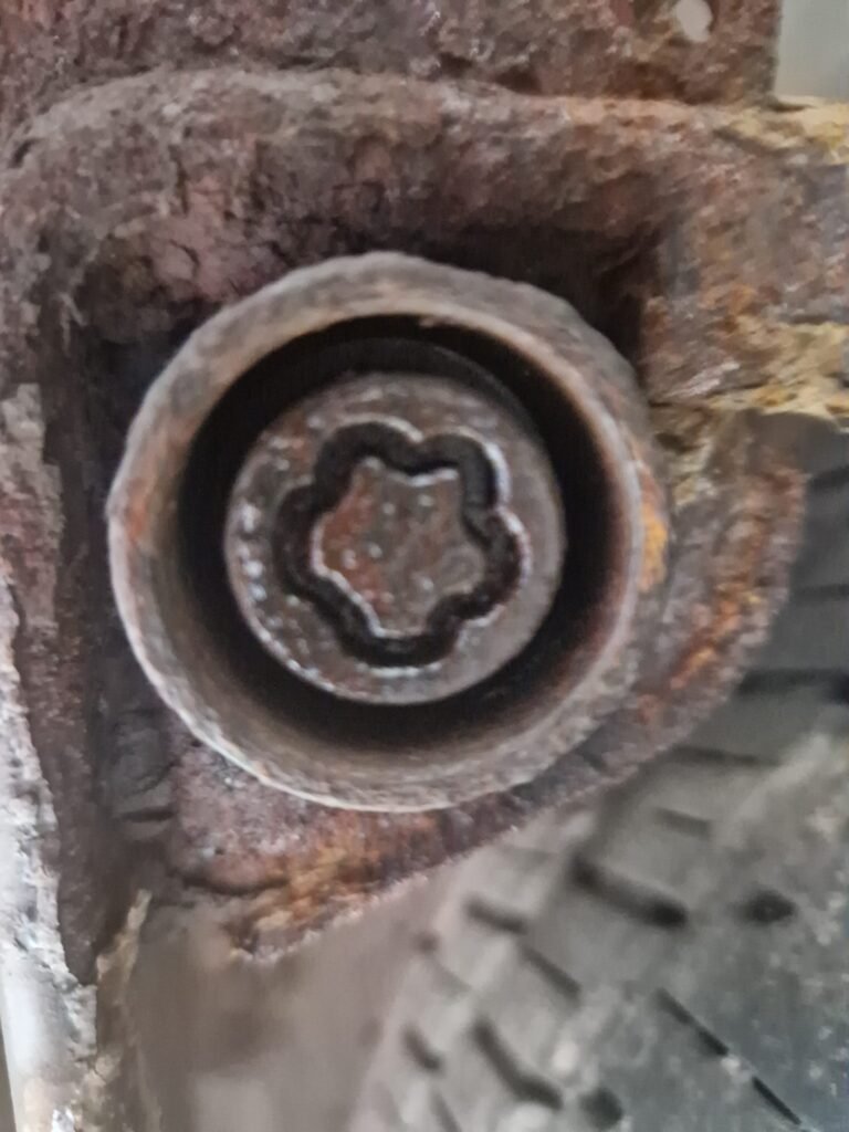 Renault Traffic wheel locking nut key replacement