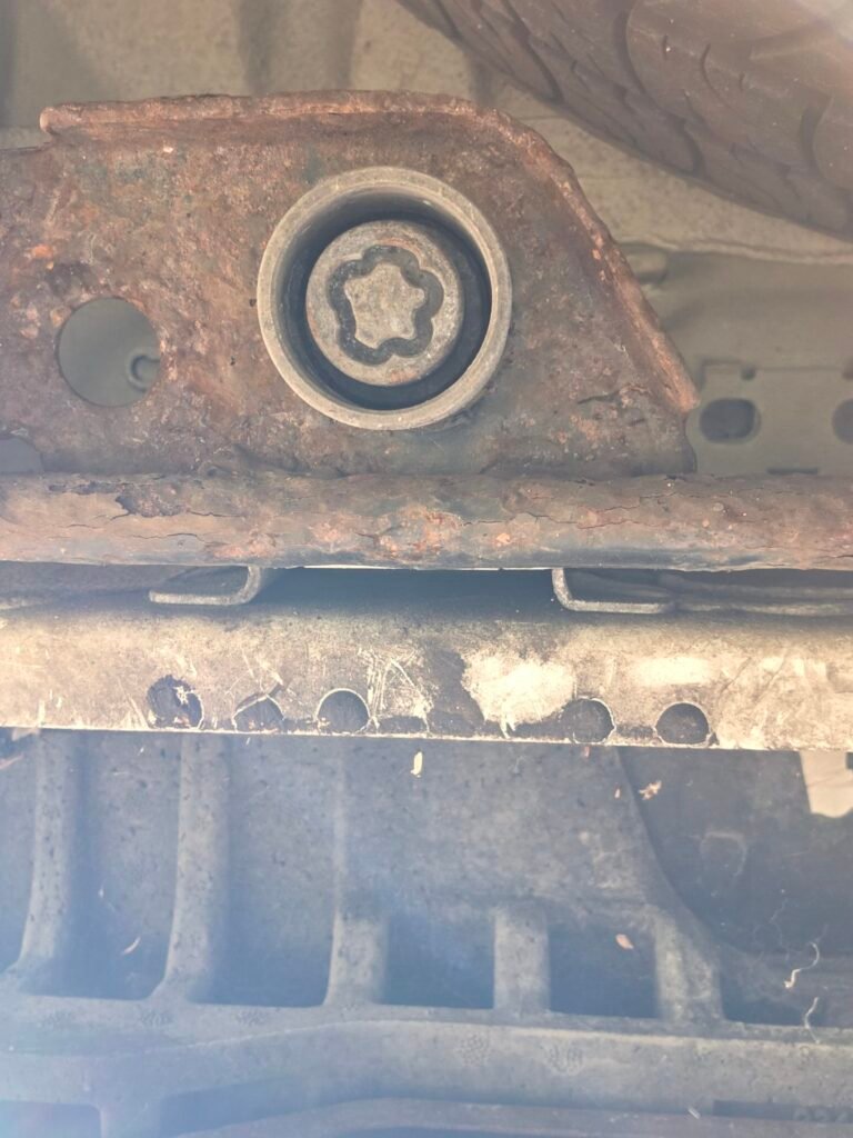 Renault Trafic Business + wheel locking nut key replacement