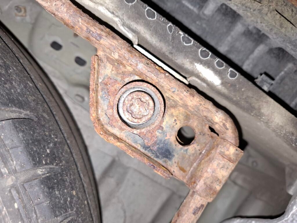 Renault Trafic wheel locking nut key replacement