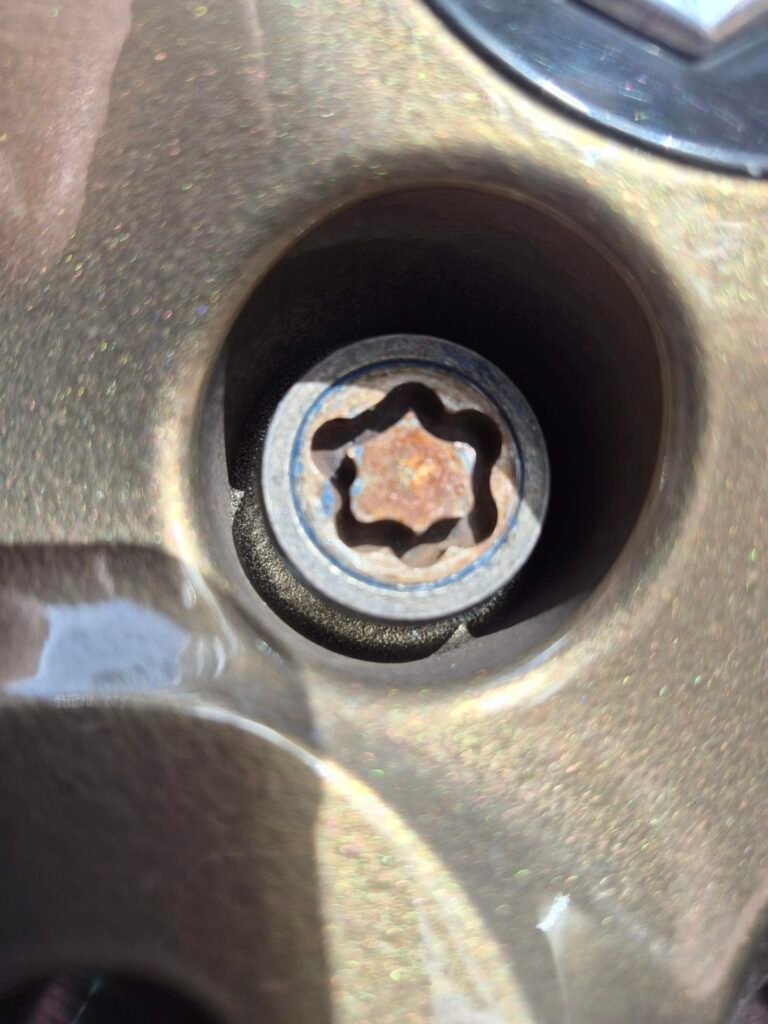 Renault Wind wheel locking nut key replacement