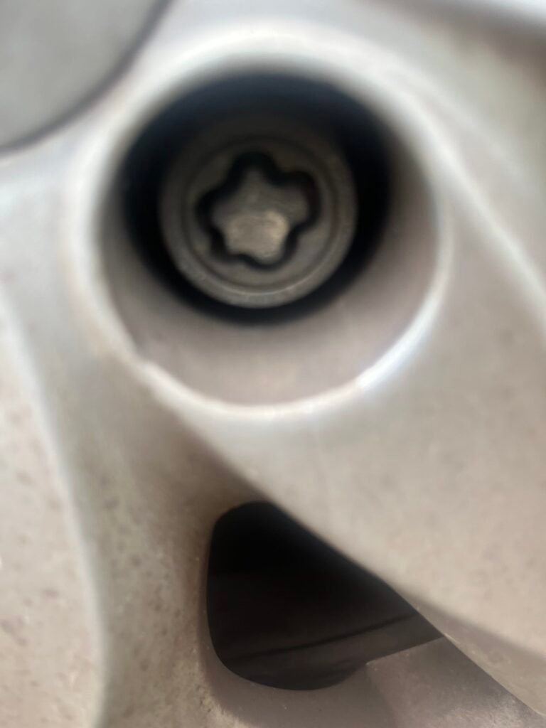 Renault Zoe 2016 wheel locking nut key replacement