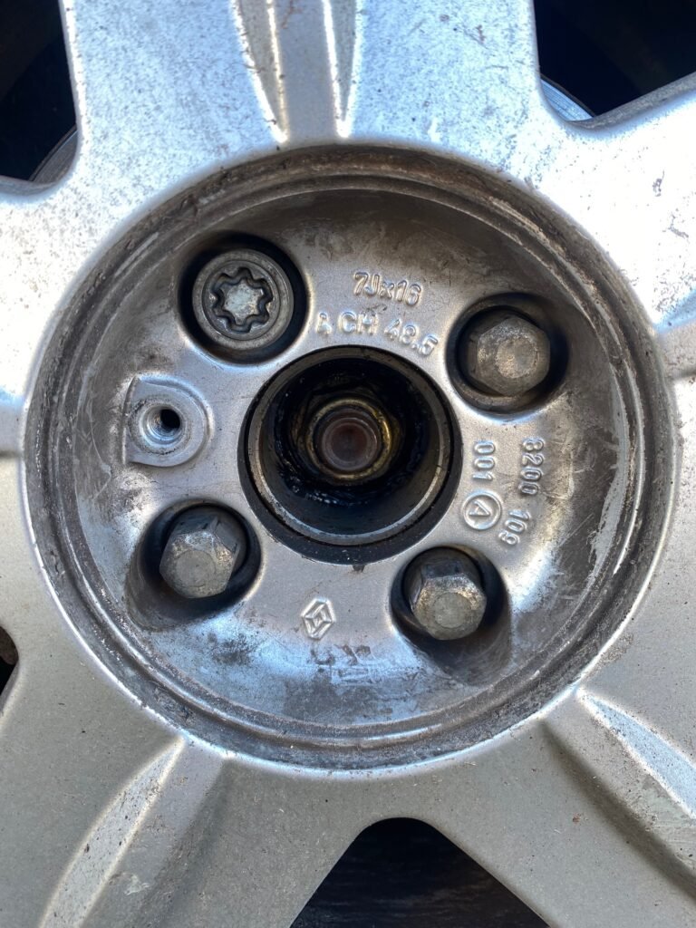 Renault 2003 Clio 172 wheel locking key