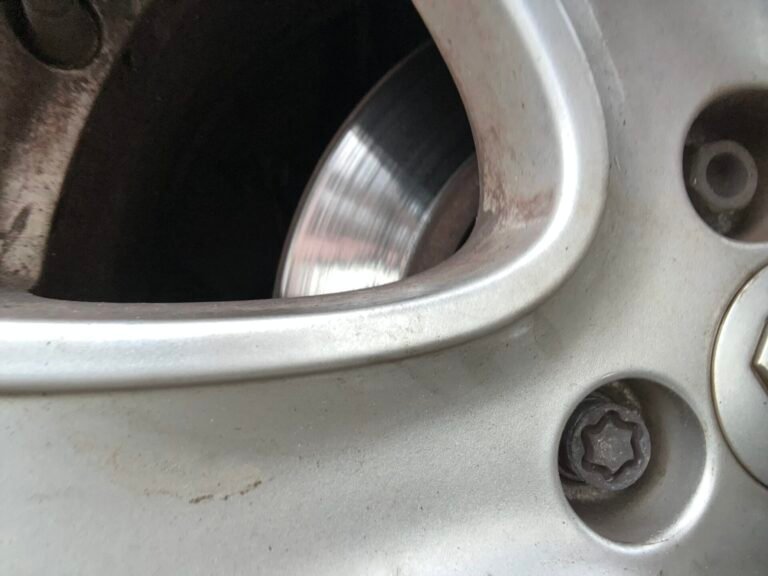 Renault Clio 2014 lug nut key