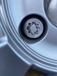 renualt clio 3 wheel locking nut key replacement
