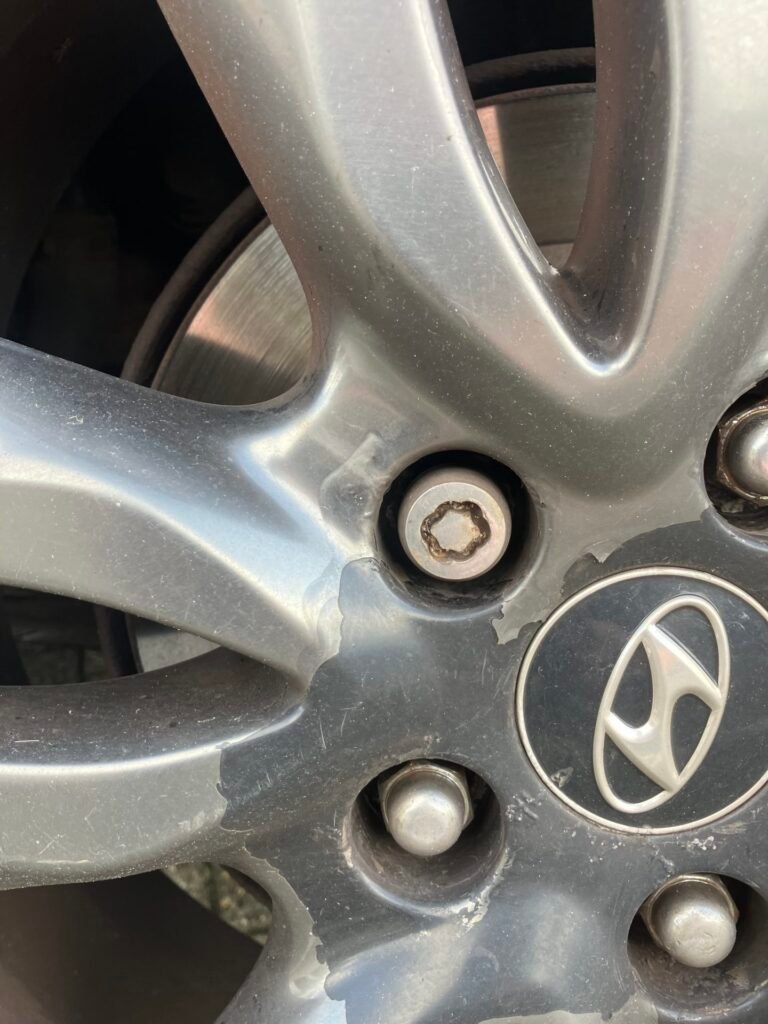 Sante Fe 2.2L Diesel 4WD (197 HP / 145 kW). wheel locking nut key replacement