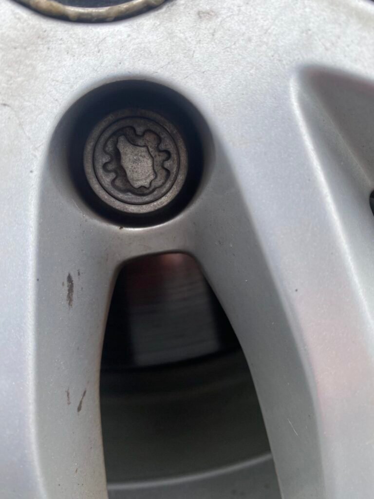 Seat 124 wheel locking nut key replacement