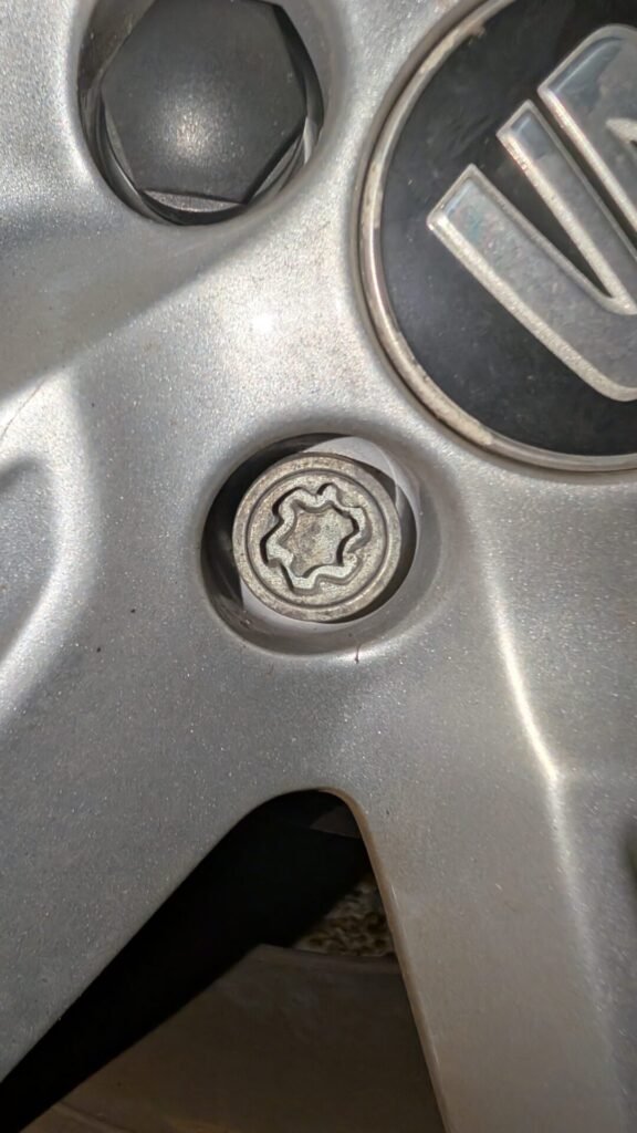Seat Arona lug nut key