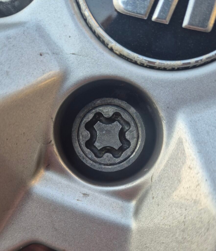 SEAT Arona SE TECHNOLOGY wheel locking nut