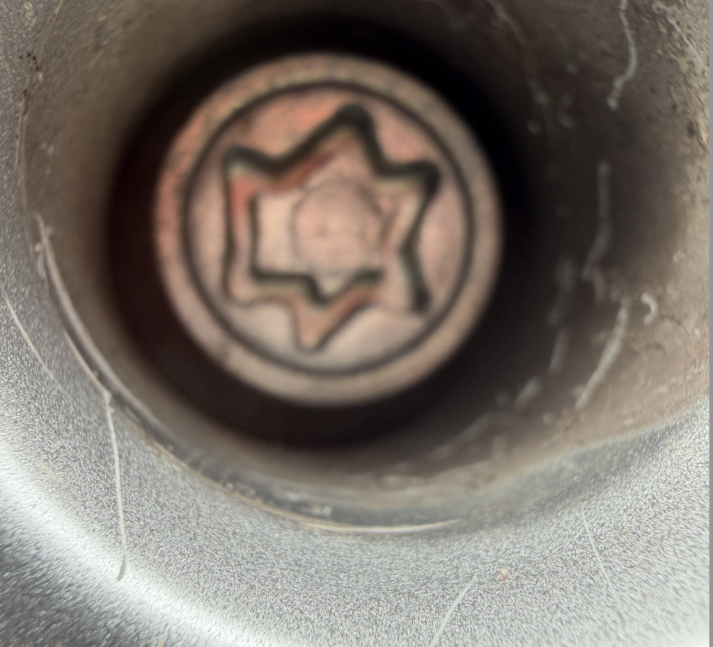 Skoda Kodiaq SE TDI SCR DSG (2018 BJ68 UEU) wheel locking nut key replacement