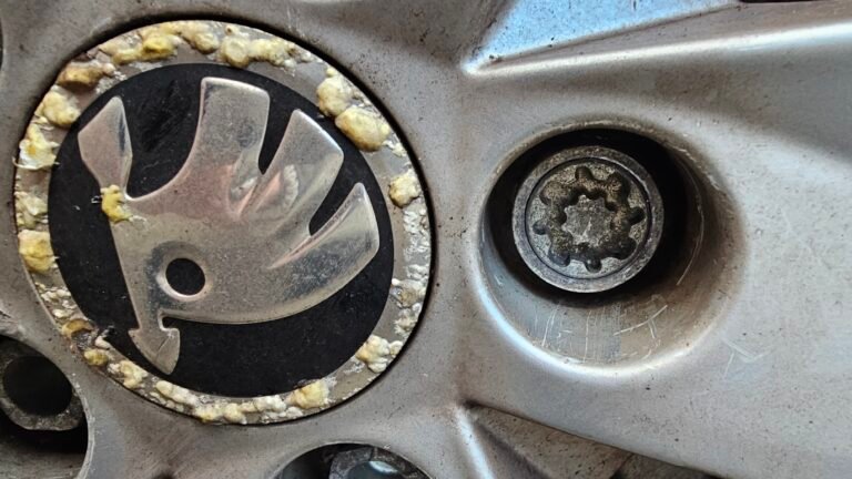 Skoda Fabia 1.2TSI105 PS lug nut key