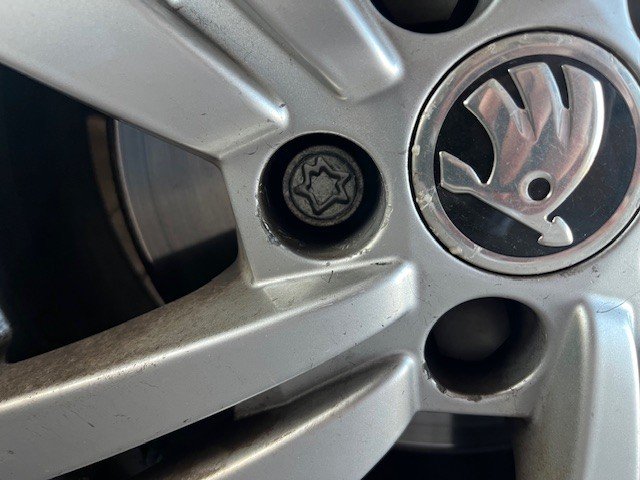 Skoda Fabia locking lug nut