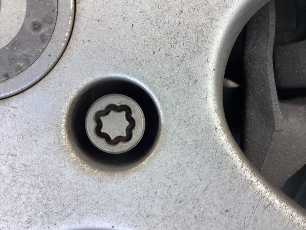 Smart For two, year 2000, model 450 wheel locking nut