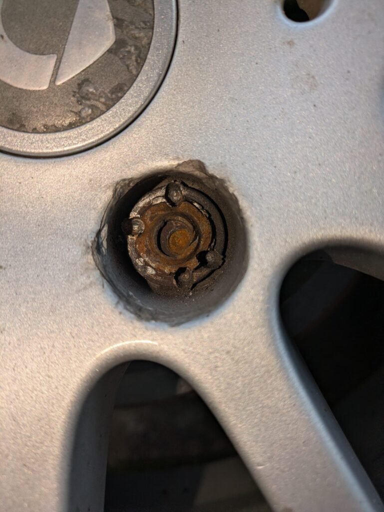 Smart Fortwo (2009) wheel locking key