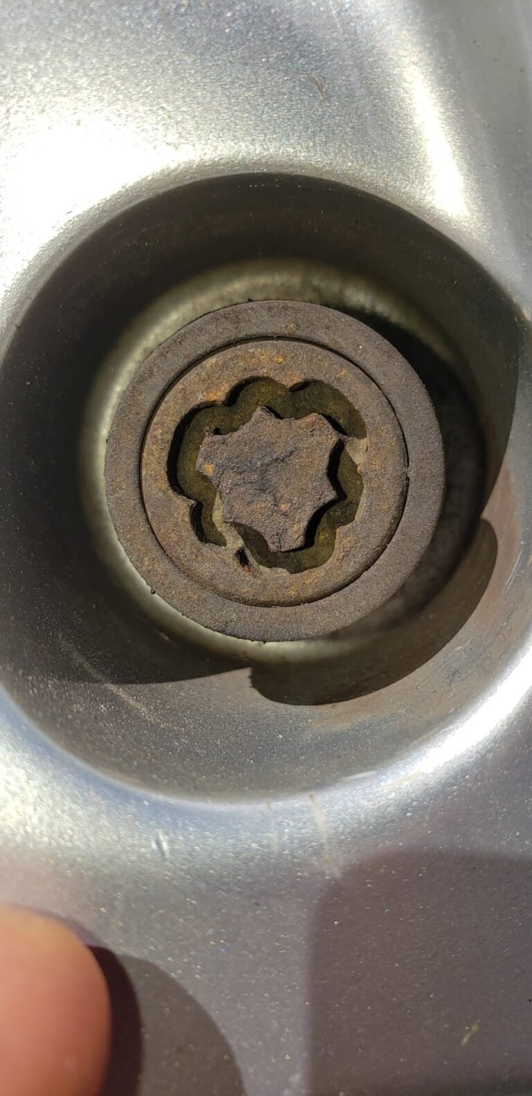 Toyota Auris SR Valvematic 2012 wheel locking nut key replacement