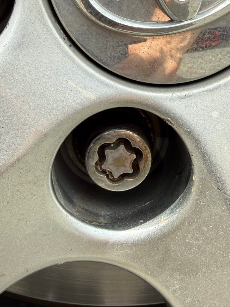 Toyota V6 2GR-FE wheel locking nut key replacement