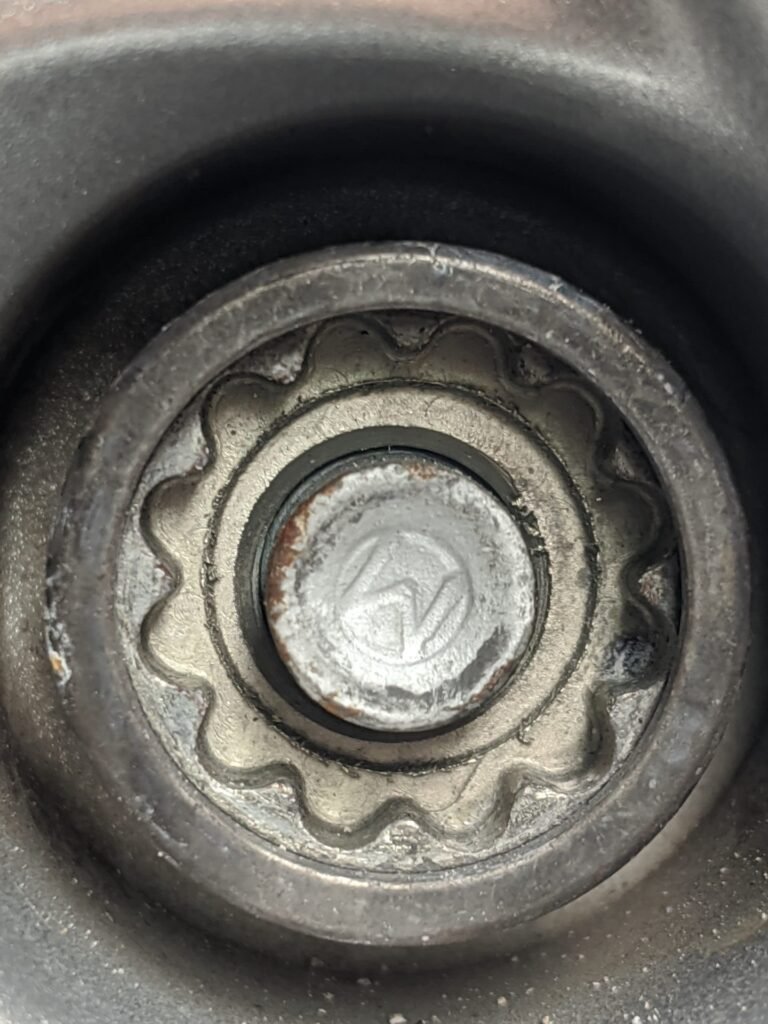Vauxhall/Opel Astra J 1.4L Tech Line 2014 wheel locking nut key replacement