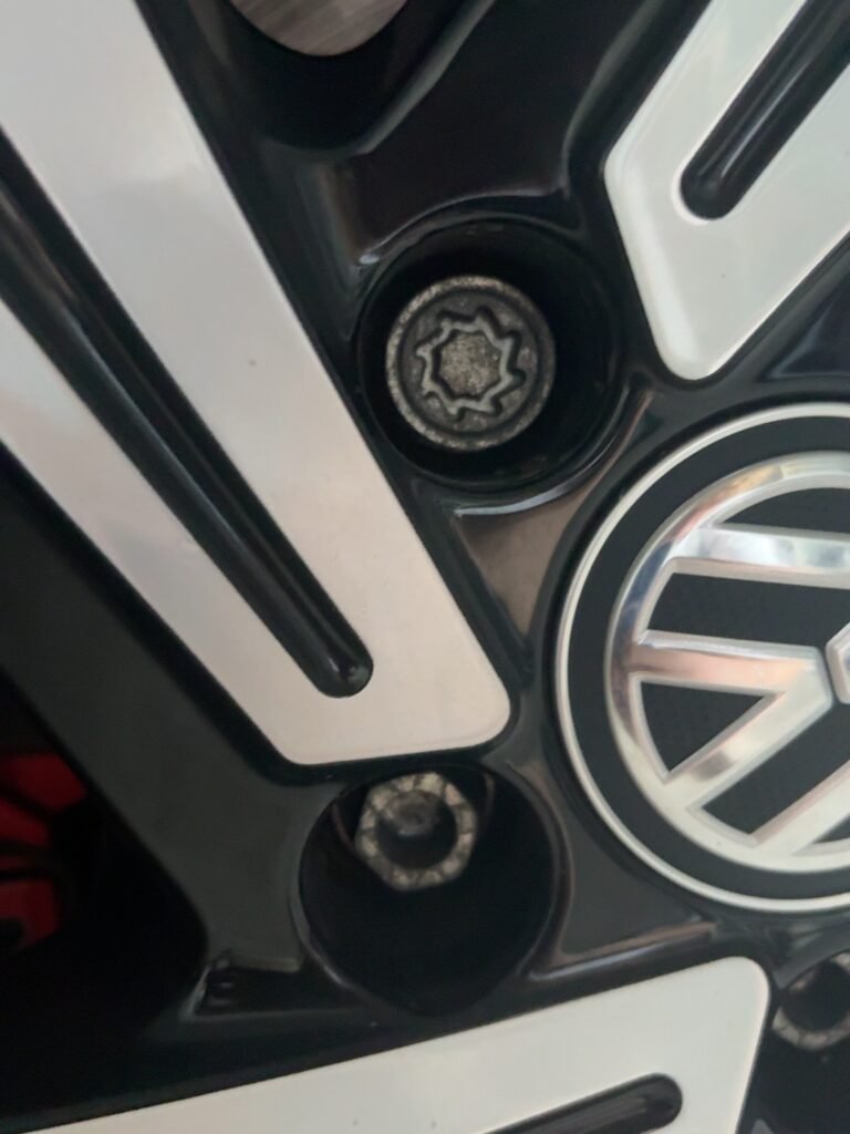 Volkswagen Golf 7.5 GTI Performance 2017 wheel locking nut key replacement