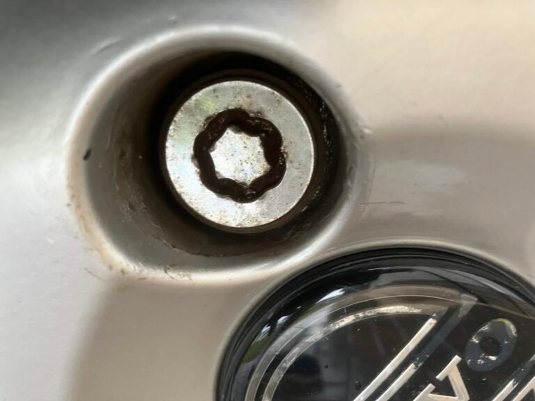 Volvo V70 V 70 AWD estate 2004 wheel locking nut key replacement