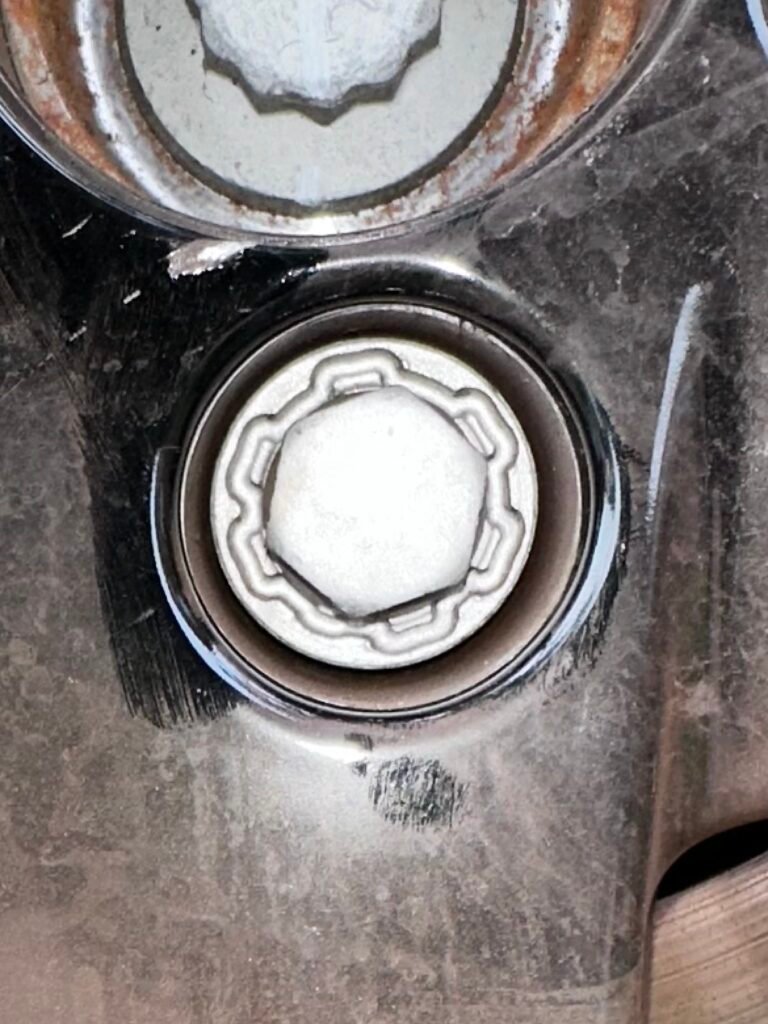 Volvo EX30 Plus wheel locking nut key replacement