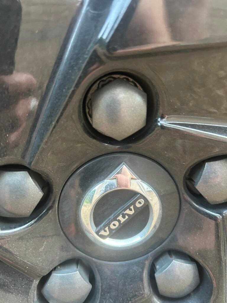 Volvo EX40 wheel locking nut key replacement