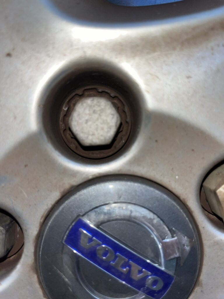 Volvo V40 Cross country D2 wheel locking nut key replacement