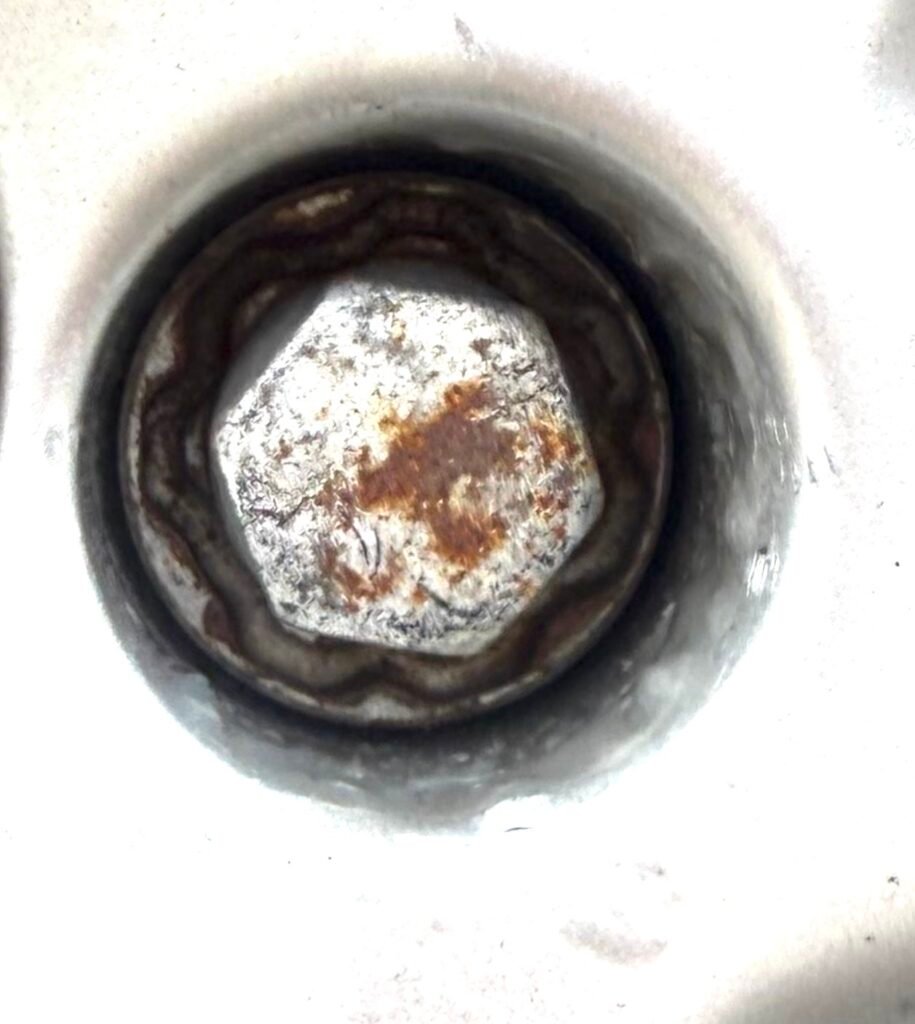 Volvo V40 wheel locking nut key replacement