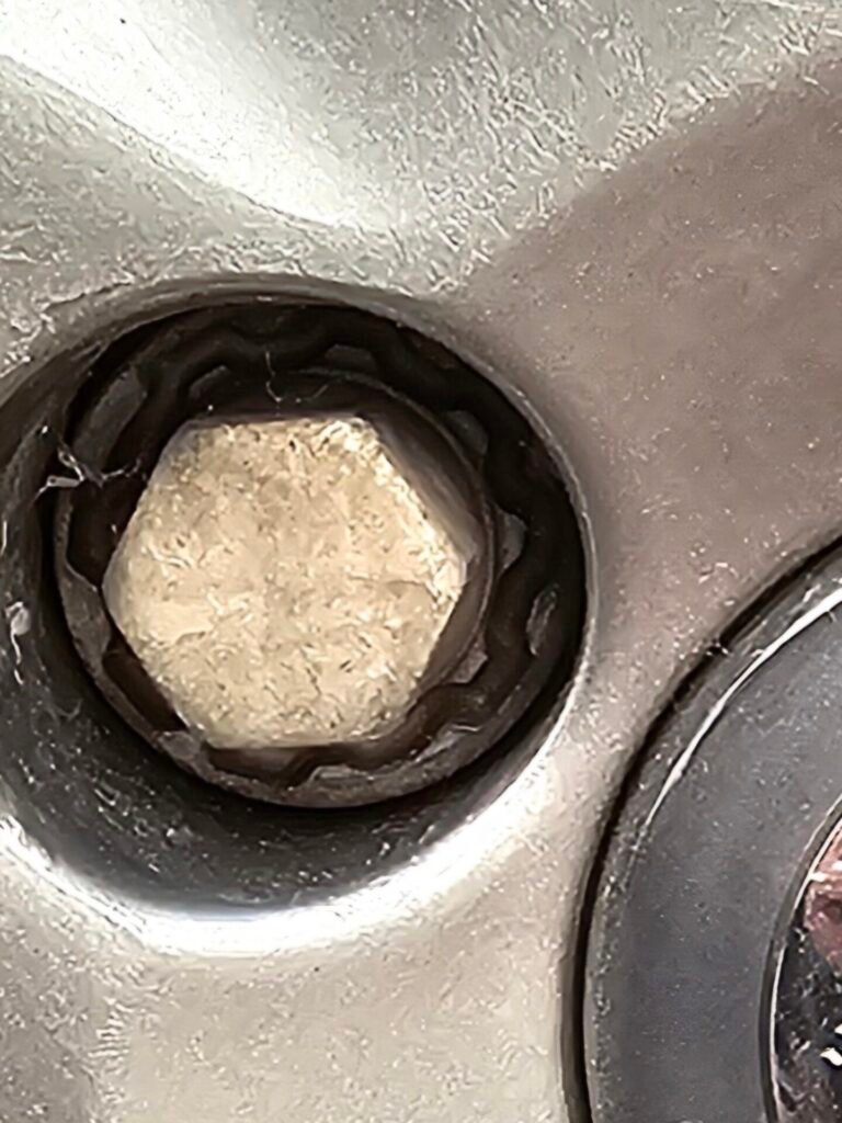 Volvo V50 2.0 D3 wheel locking nut key replacement