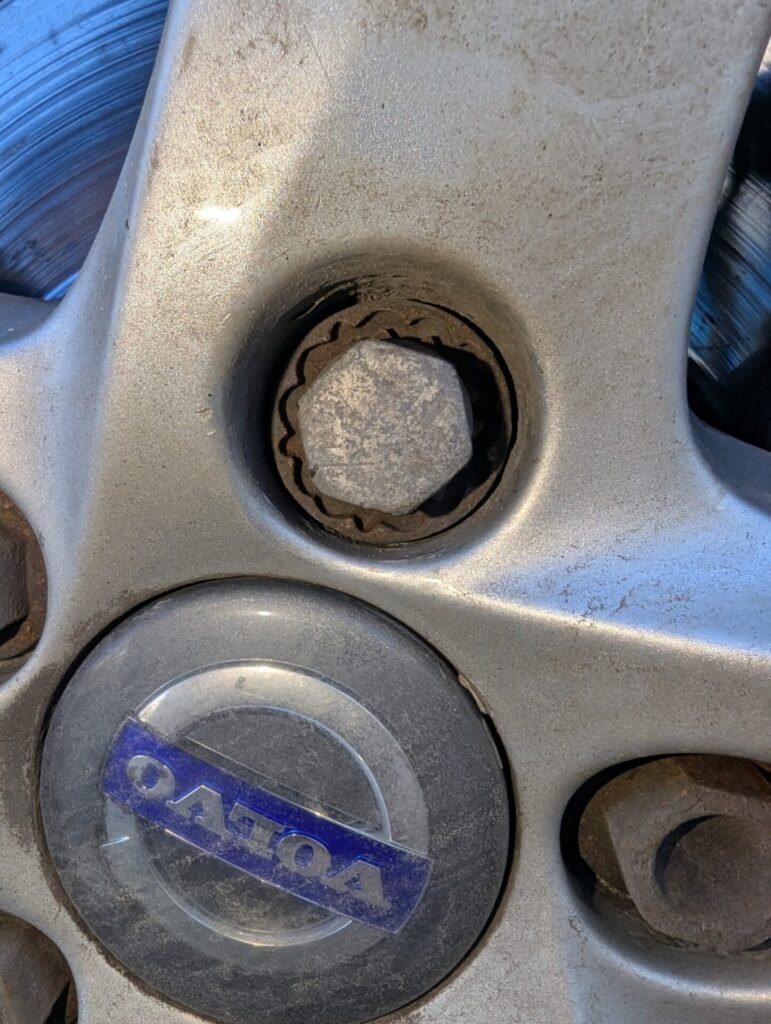 Volvo V60 (2015) wheel locking nut key replacement