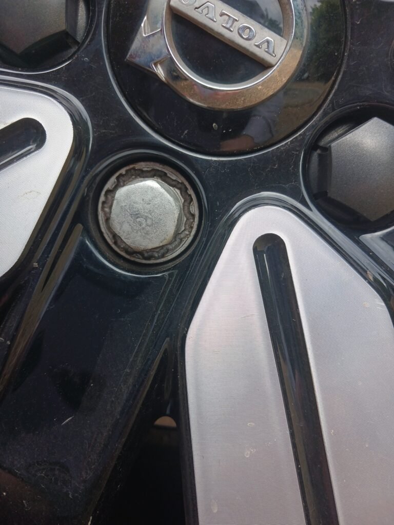 Volvo Xc40 hybrid recharge wheel locking nut key replacement