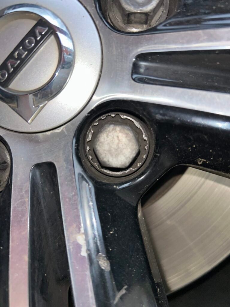 Volvo XC40 wheel locking nut key replacement