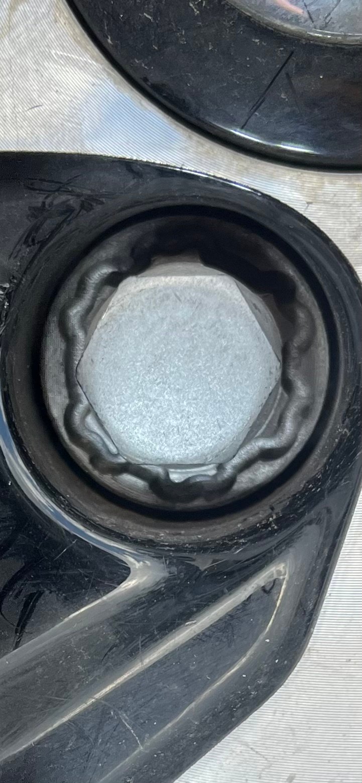 Volvo XC40 wheel locking nut key replacement