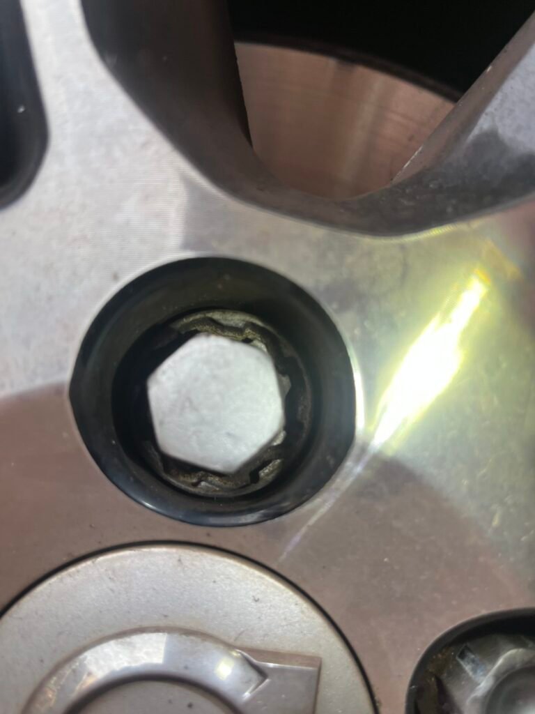 Volvo XC40 wheel locking nut key replacement