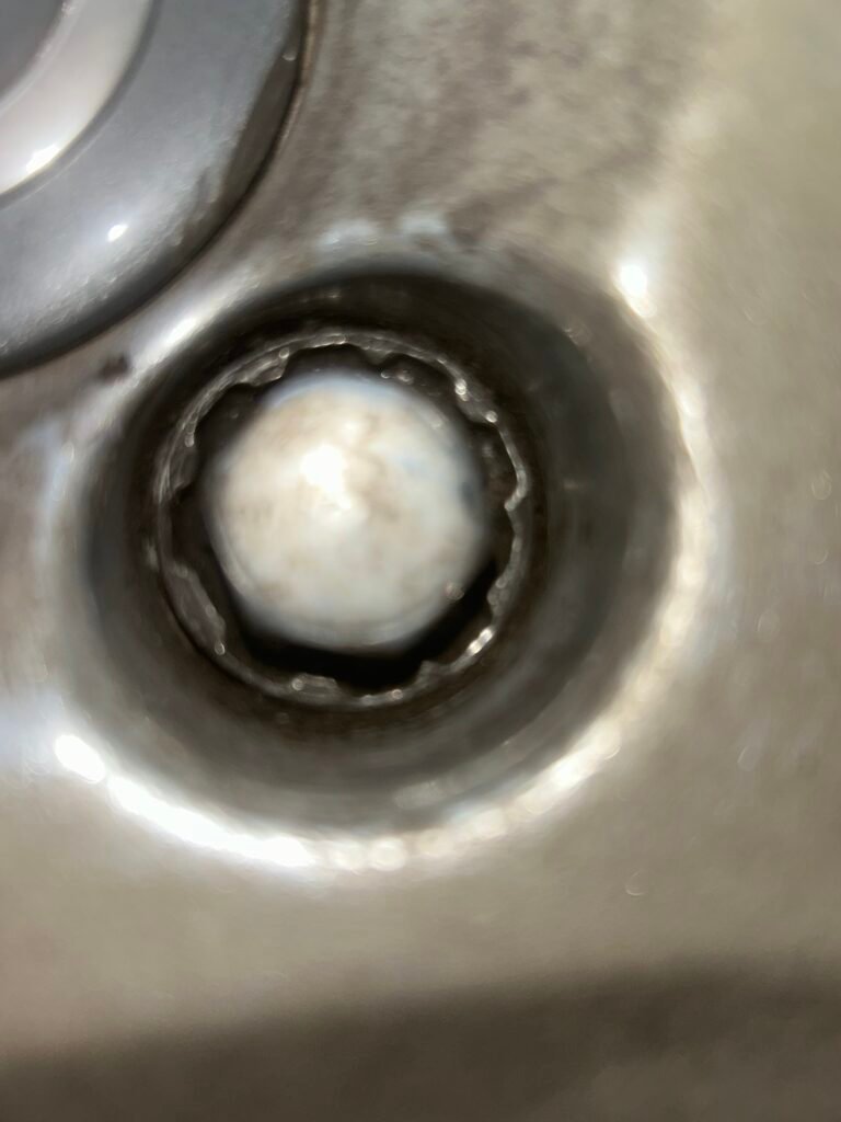 Volvo V60 wheel locking nut