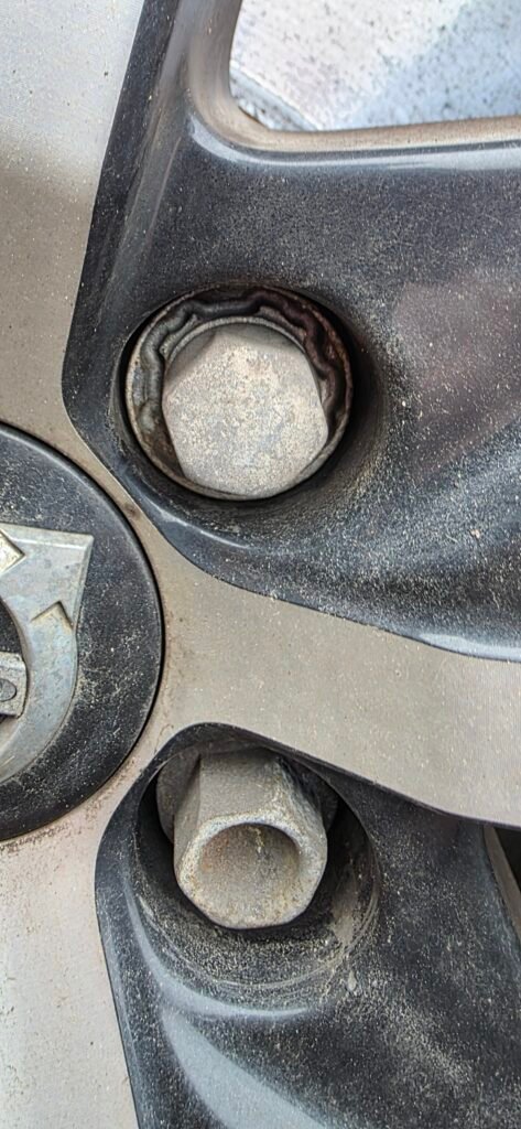 Volvo V60 MHEV B3 lug nut key